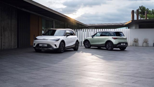 White smart #1 and green smart #1 parked together in a house driveway